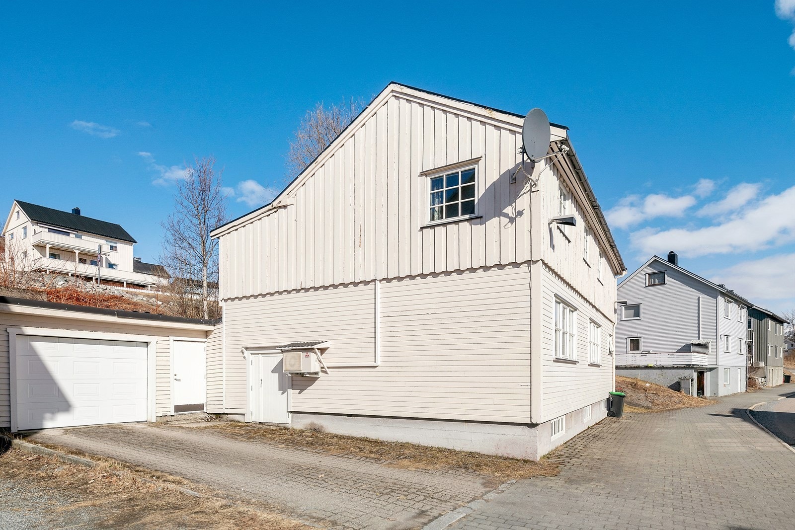 Fasade. Lapphellas venner sørger for at den gamle delen av
Hemnesberget ved havna blir vedlikeholdt og fremstår som et
levende sted nært marinaen og fjorden. Galleribilde