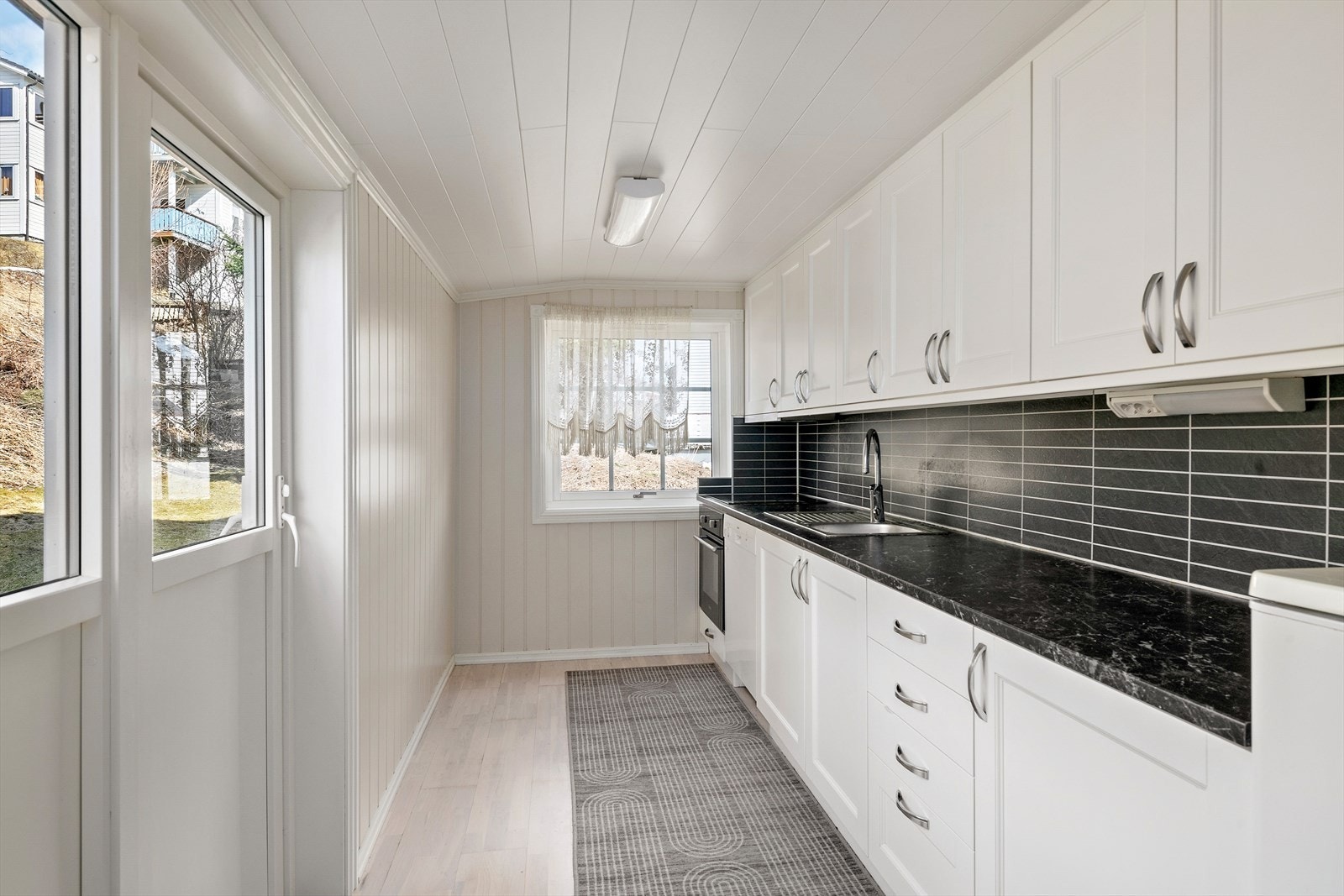 Kjøkkenet er plassert i bakkant og har utgang til stor markplatt. Galleribilde