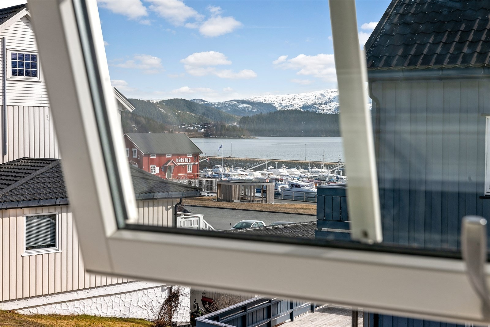 Utsikt mot småbåthavna. Galleribilde