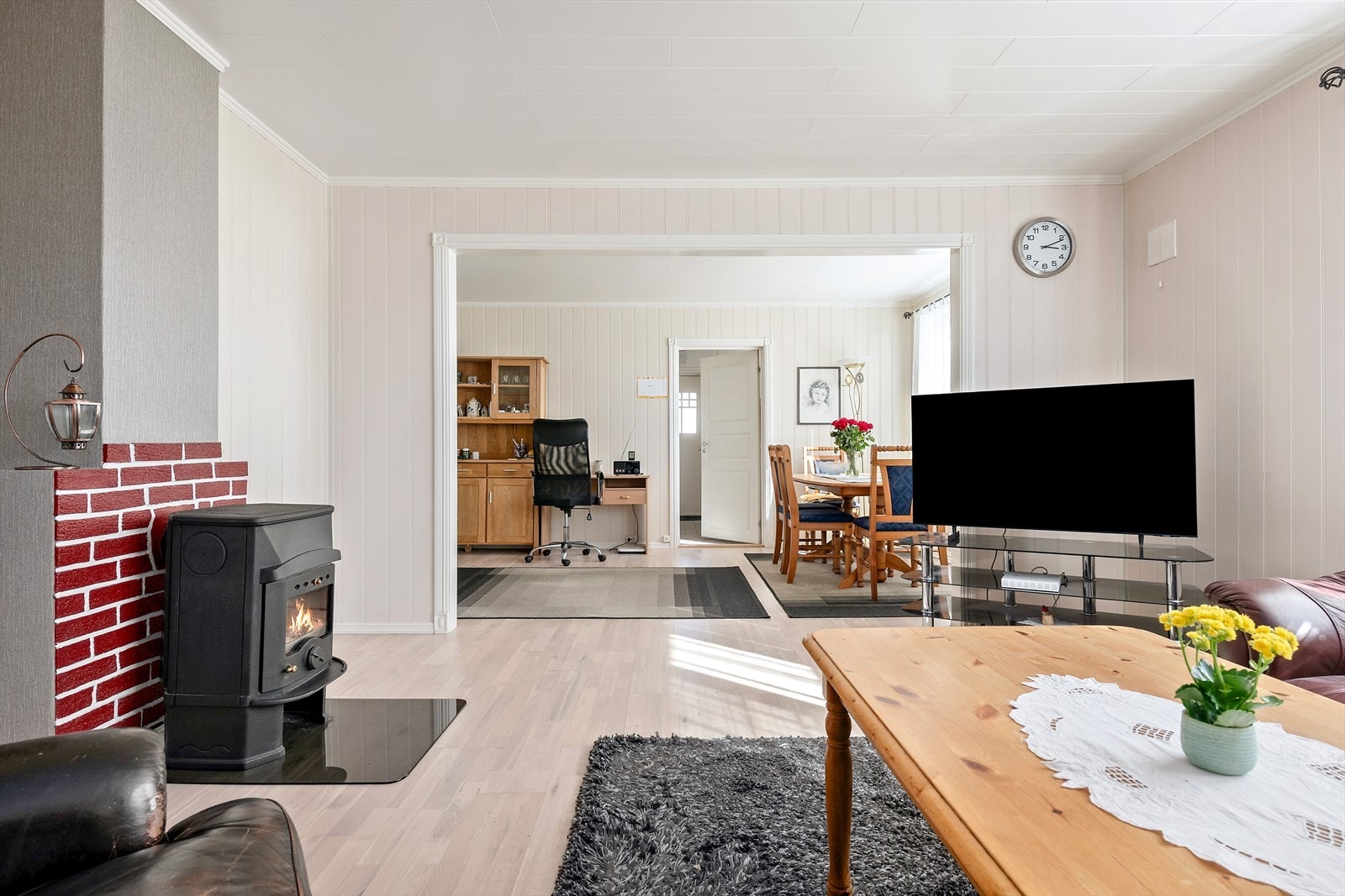 Stue mot forstue der spisestuemøblementet kan settes. Galleribilde