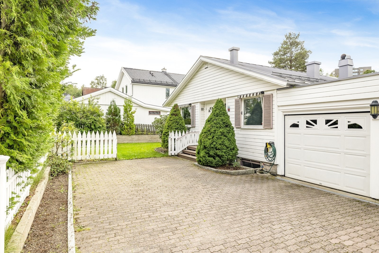 Innkjørsel/inngangsparti og garasje. Galleribilde