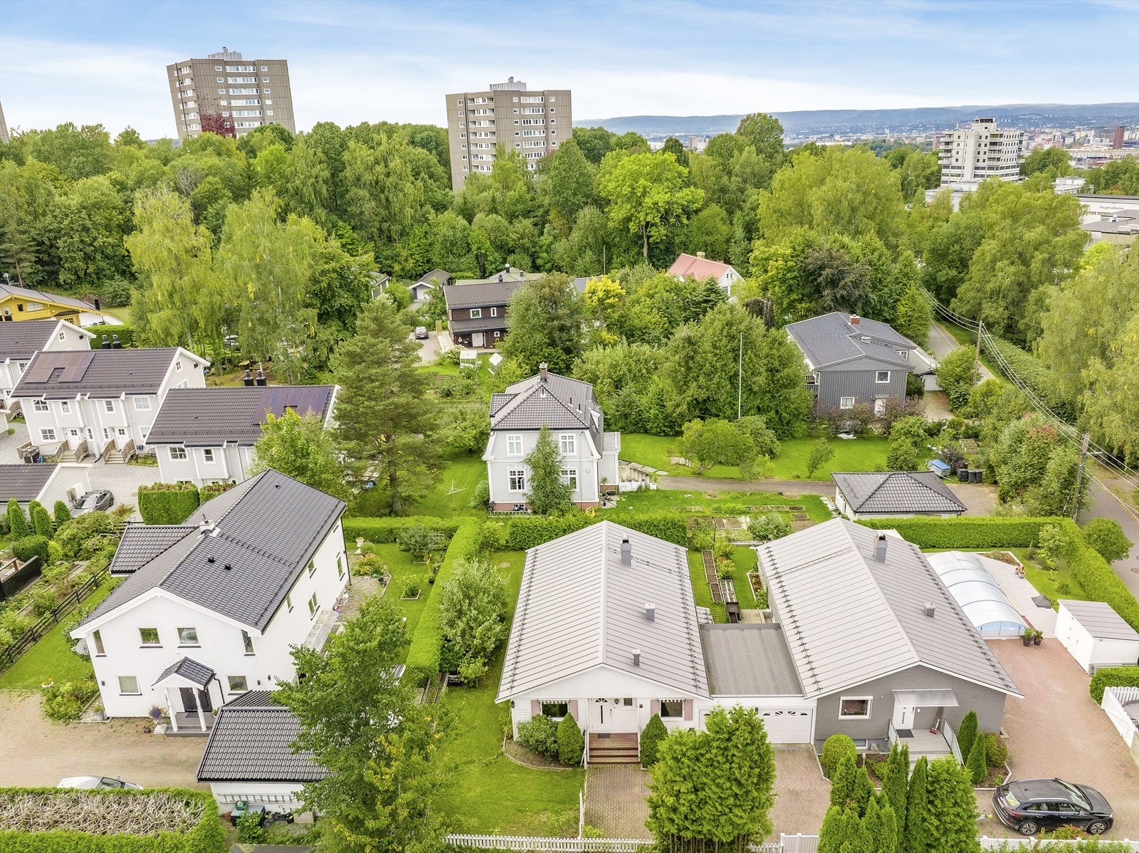 Halvpart av vertikaldelt tomannsbolig med garasje, hyggelig hage og uteplass. Galleribilde
