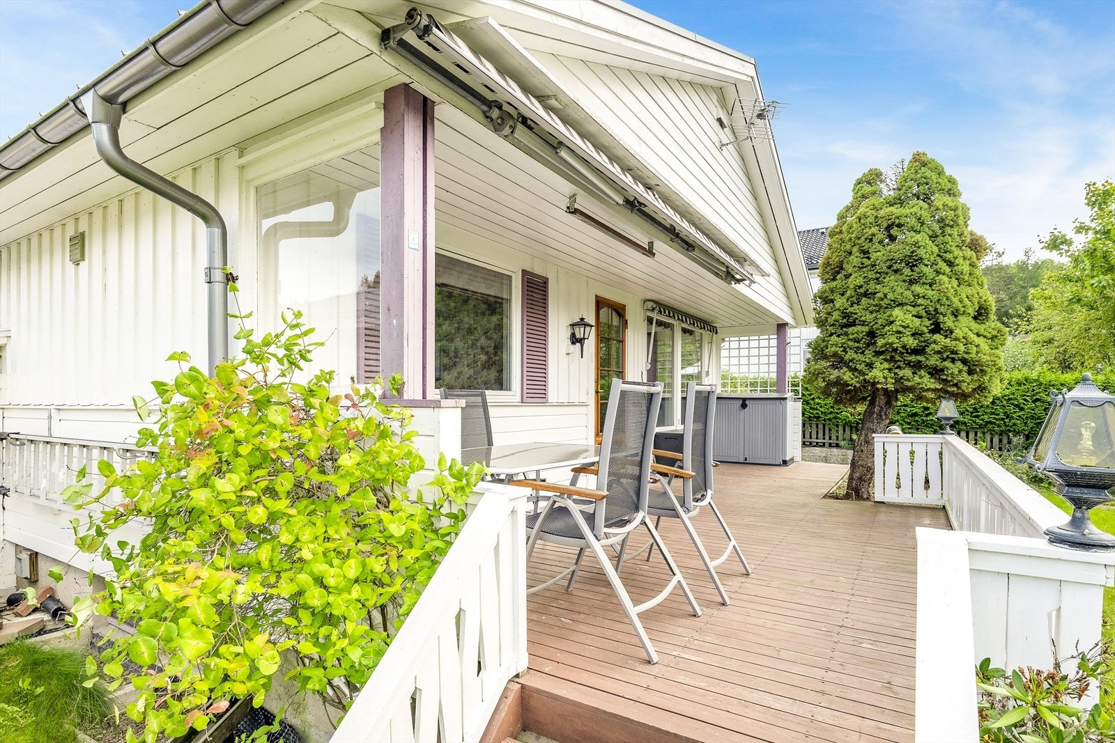 Markterrasse på 23 m² og videre utgang til hage.
På terrassen har du god plass for utemøbler og grill. Galleribilde