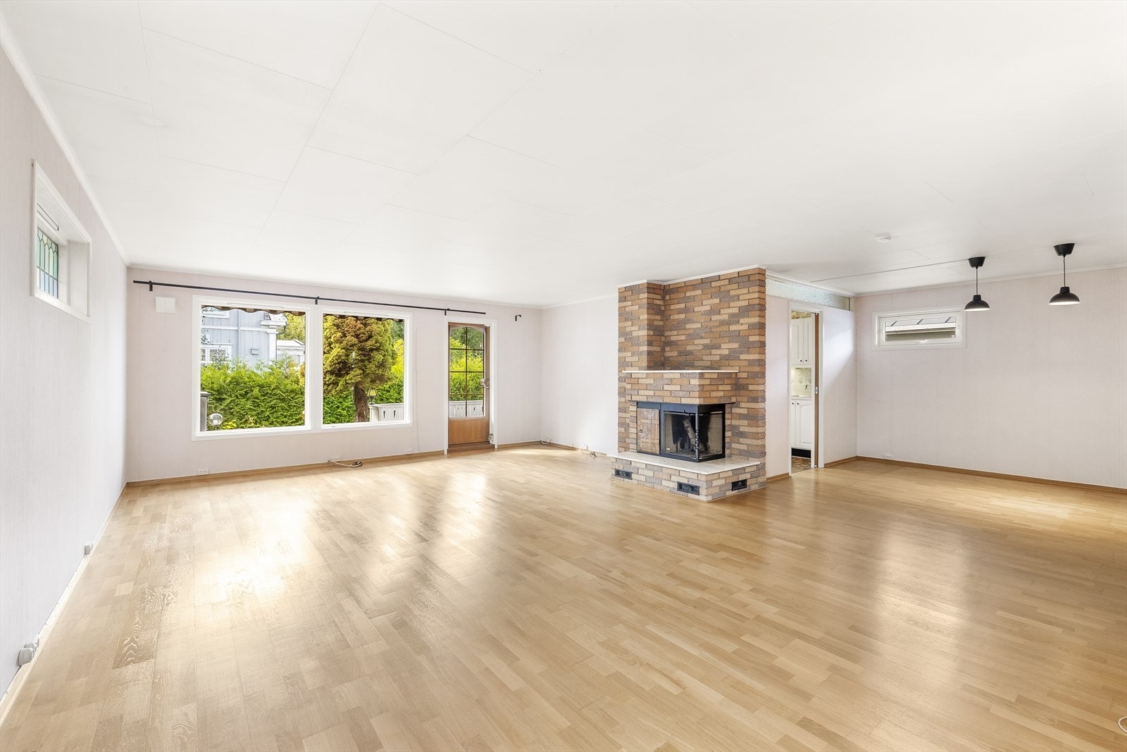 Stor stue med god plass for sofa, TV-møbler, spisegruppe og andre stuemøbler. Galleribilde
