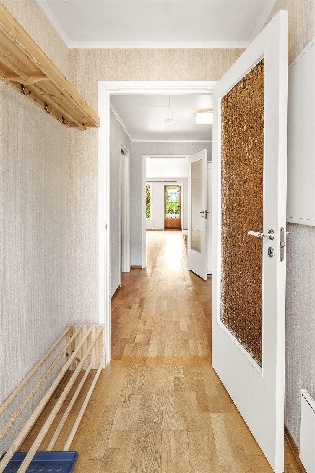 Entré med plass for å henge fra seg yttertøy og sette fra seg sko. Galleribilde