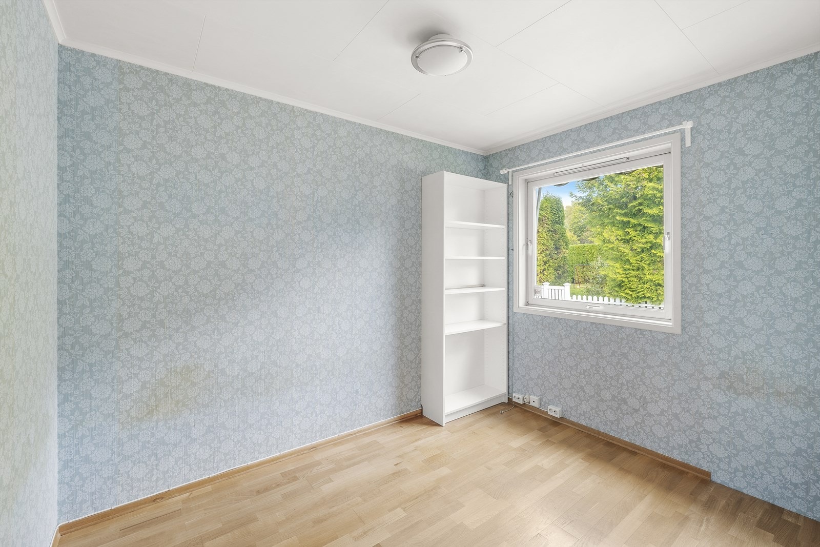 Plass for seng, nattbord, garderobeskap eller annen oppbevaringsmøbel. Galleribilde