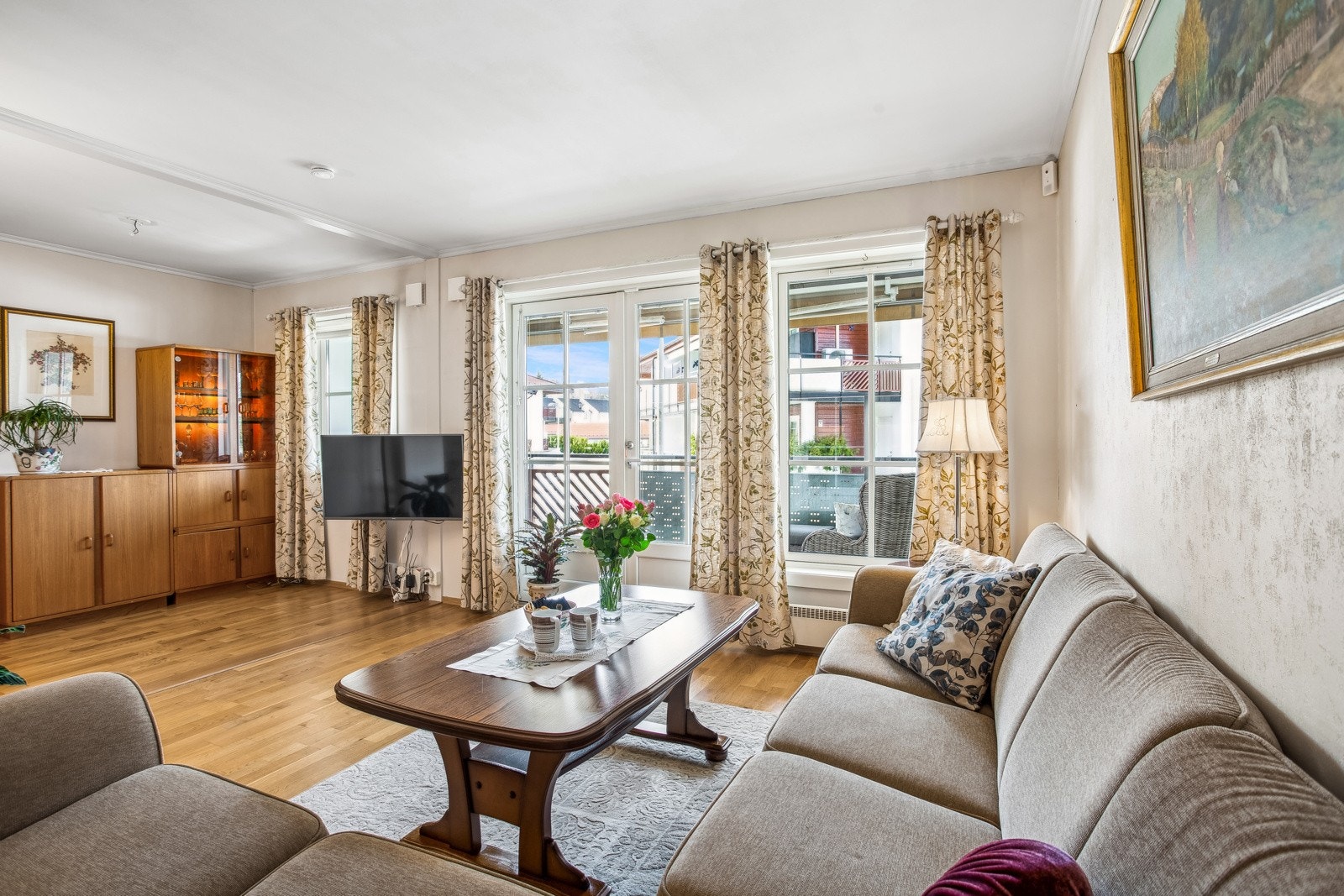 De store vindusflatene gir rikelig med naturlig lysinnslipp, noe som skaper en god atmosfære i leiligheten. Galleribilde