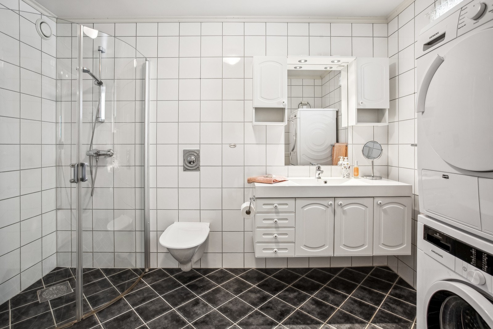 Pent, helfliset baderom med varme i gulvet. Galleribilde