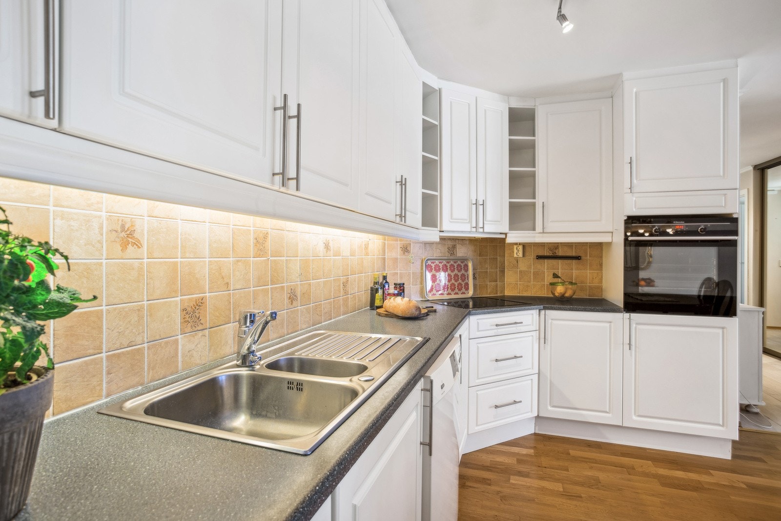 Integrerte hvitevarer som platetopp og stekeovn, samt avsatt plass til underbygget oppvaskmaskin og kjøleskap. Galleribilde