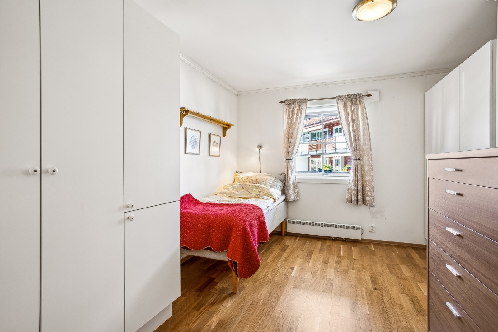 Soverommet er romslig med god plass til dobbeltseng. Galleribilde