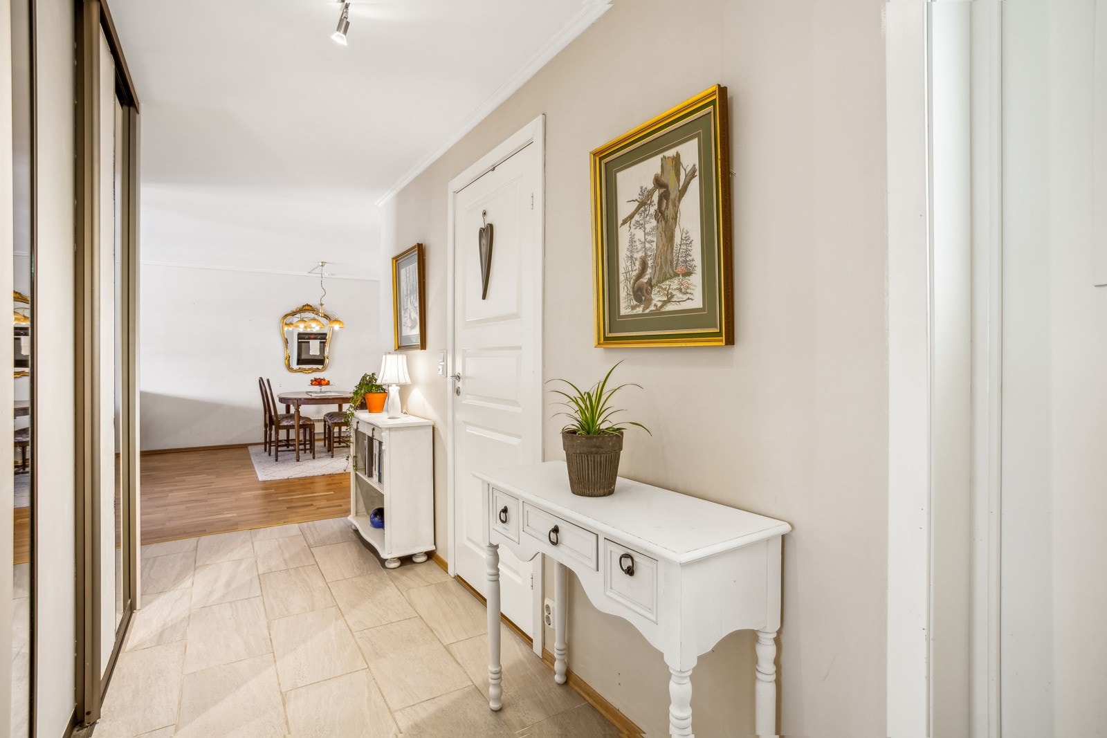 Flislagt entré. Galleribilde