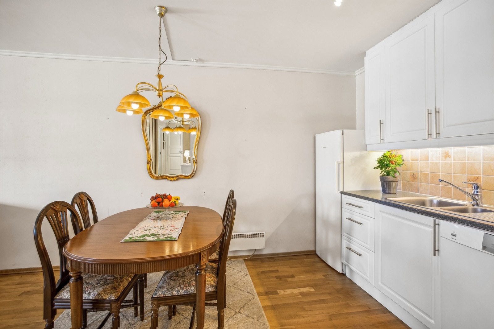 Det er god plass til spisebord ved kjøkkenet. Galleribilde