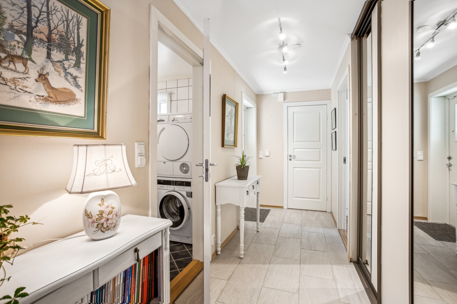 Det er lagringsplass i skyvedørsgarderobe med speilfronter. Galleribilde