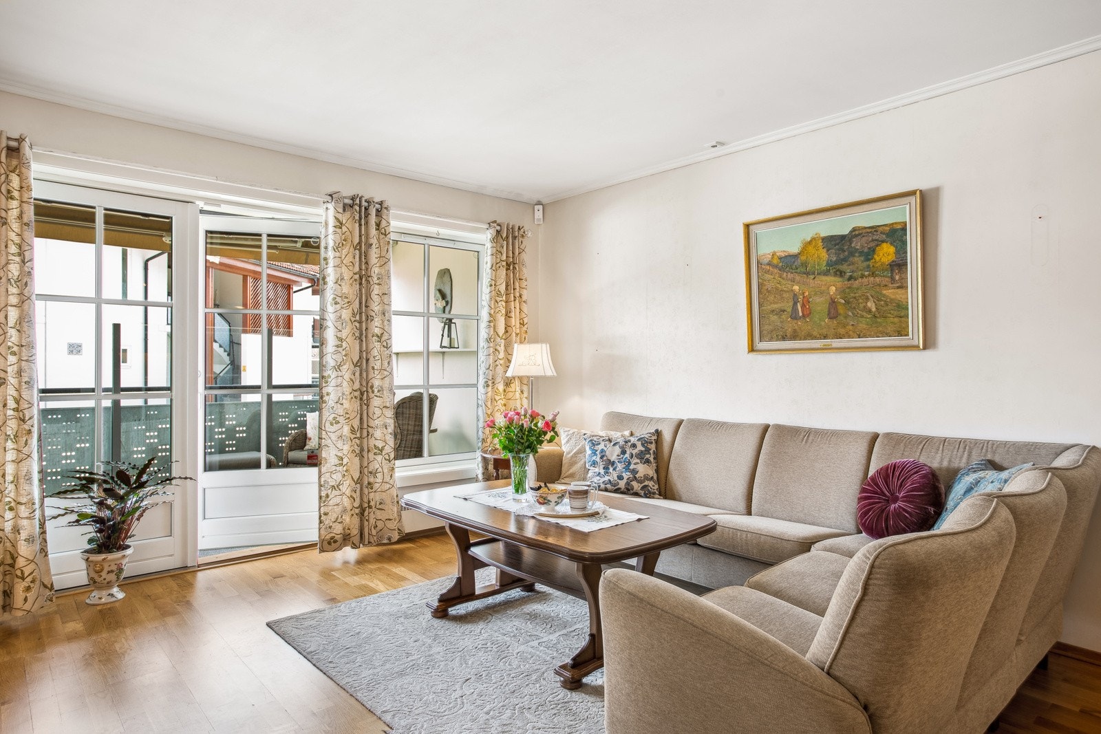 Stuen har gode møbleringsmuligheter med god plass til sofagruppe med tilhørende bord, samt annet møblement. Galleribilde