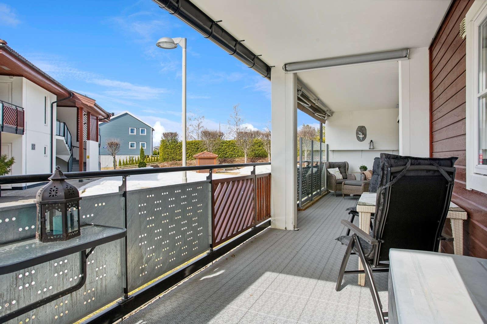 Terrassen har god plass til utemøbler. Galleribilde