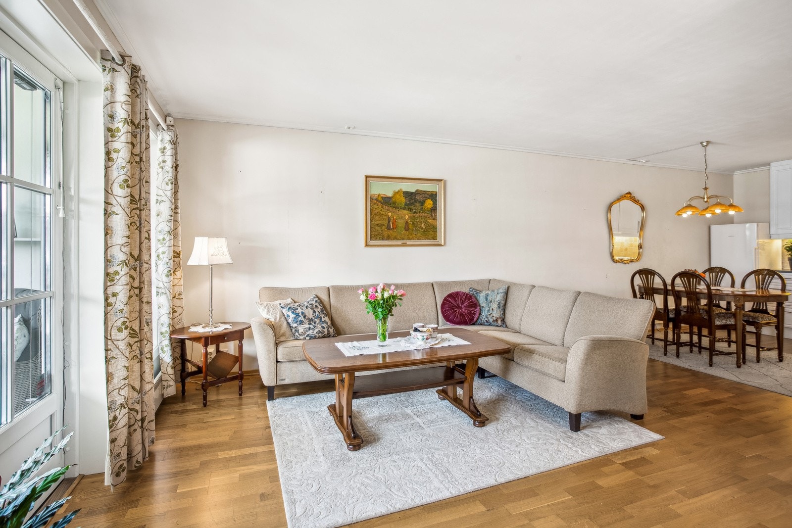 Lys og åpen stue. Galleribilde