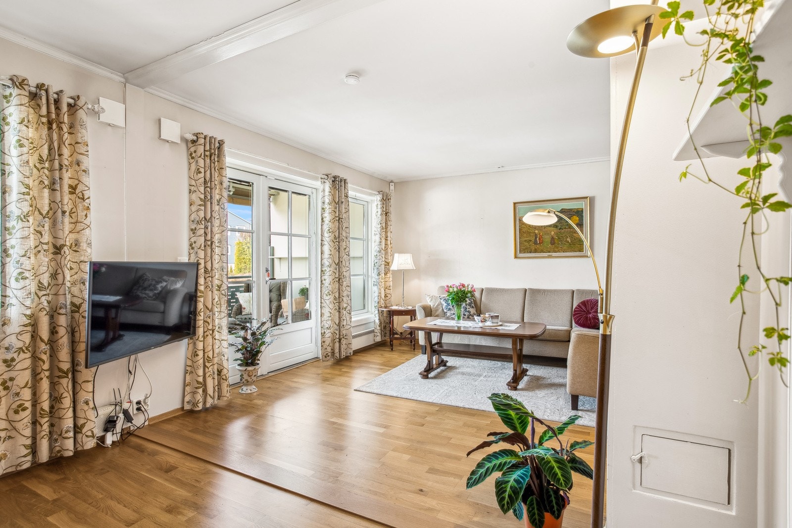 Pene overflater med parketgulv og lysmalte vegger. Galleribilde