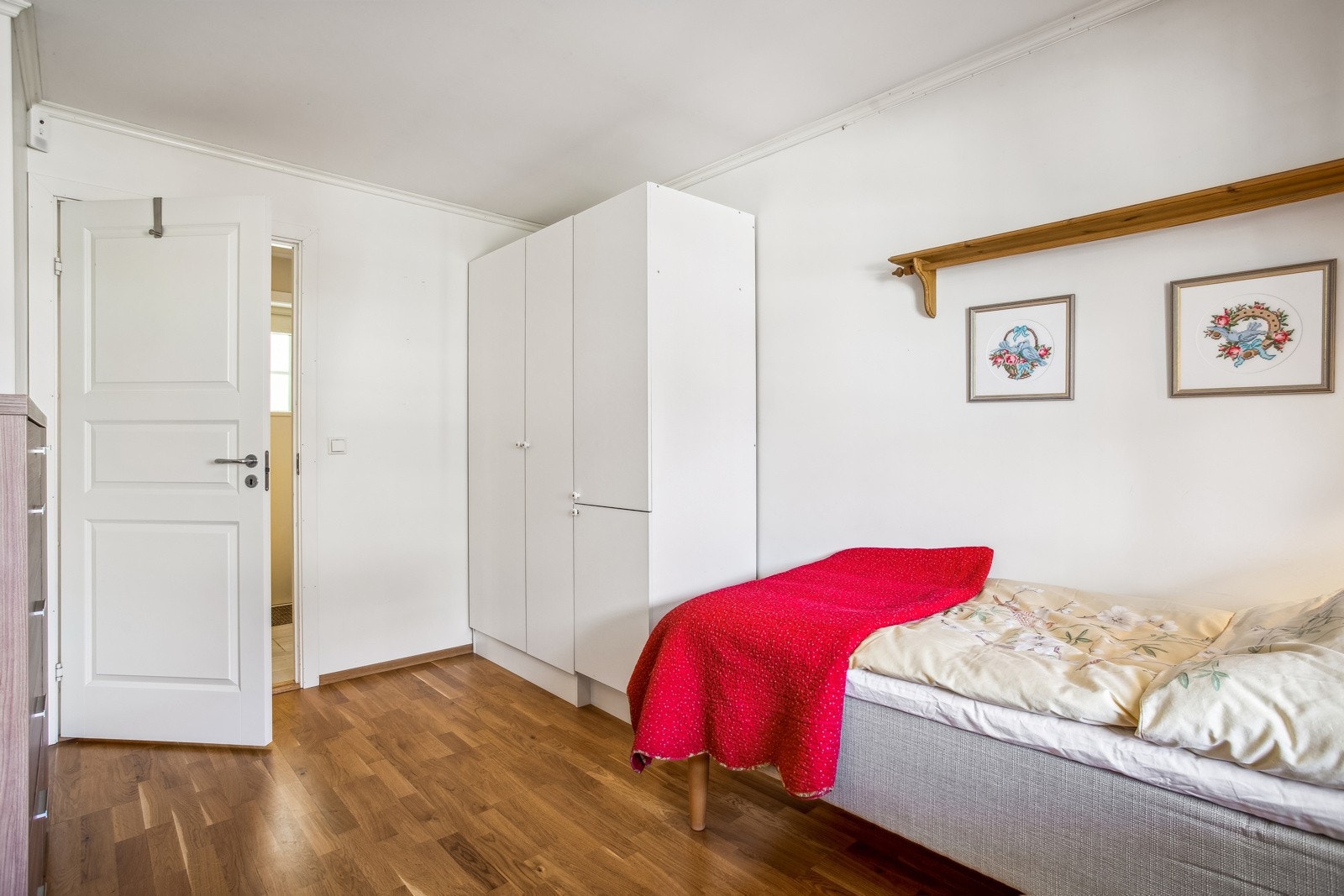 Lagringsplass i stor garderobeløsning på soverommet. Galleribilde