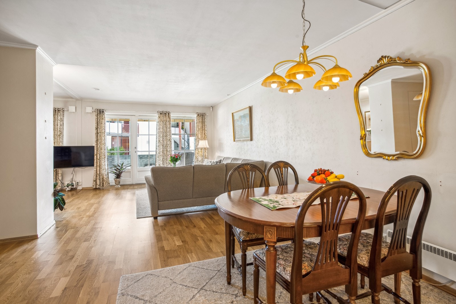 Stue og kjøkken ligger i en praktisk, åpen løsning. Galleribilde