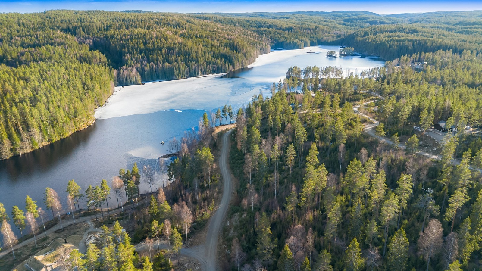 Tomten ligger rett ved Mortsjølungen med diverse muligheter for bading, fiske, kano og padling Galleribilde