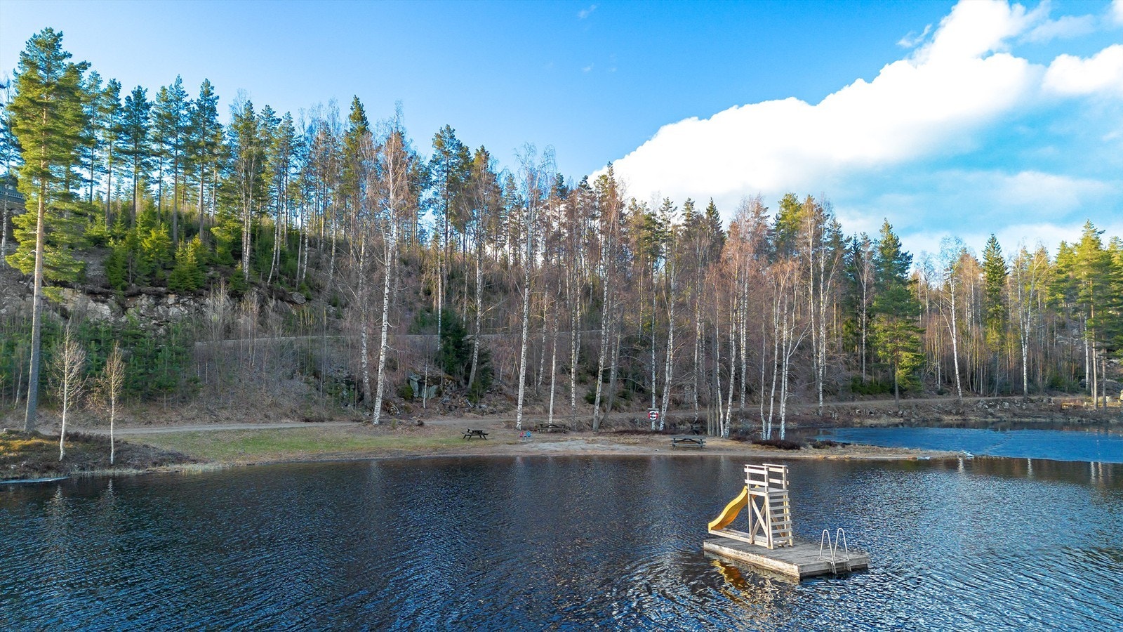 Tomten ligger rett ved Mortsjølungen med diverse muligheter for bading, fiske, kano og padling Galleribilde