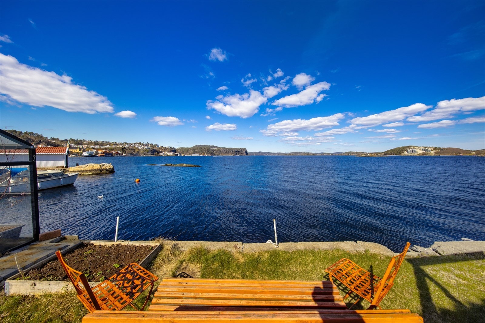 Sjøutsikt utover havnebassenget/midtfjordskjær og ut havgapet. Galleribilde