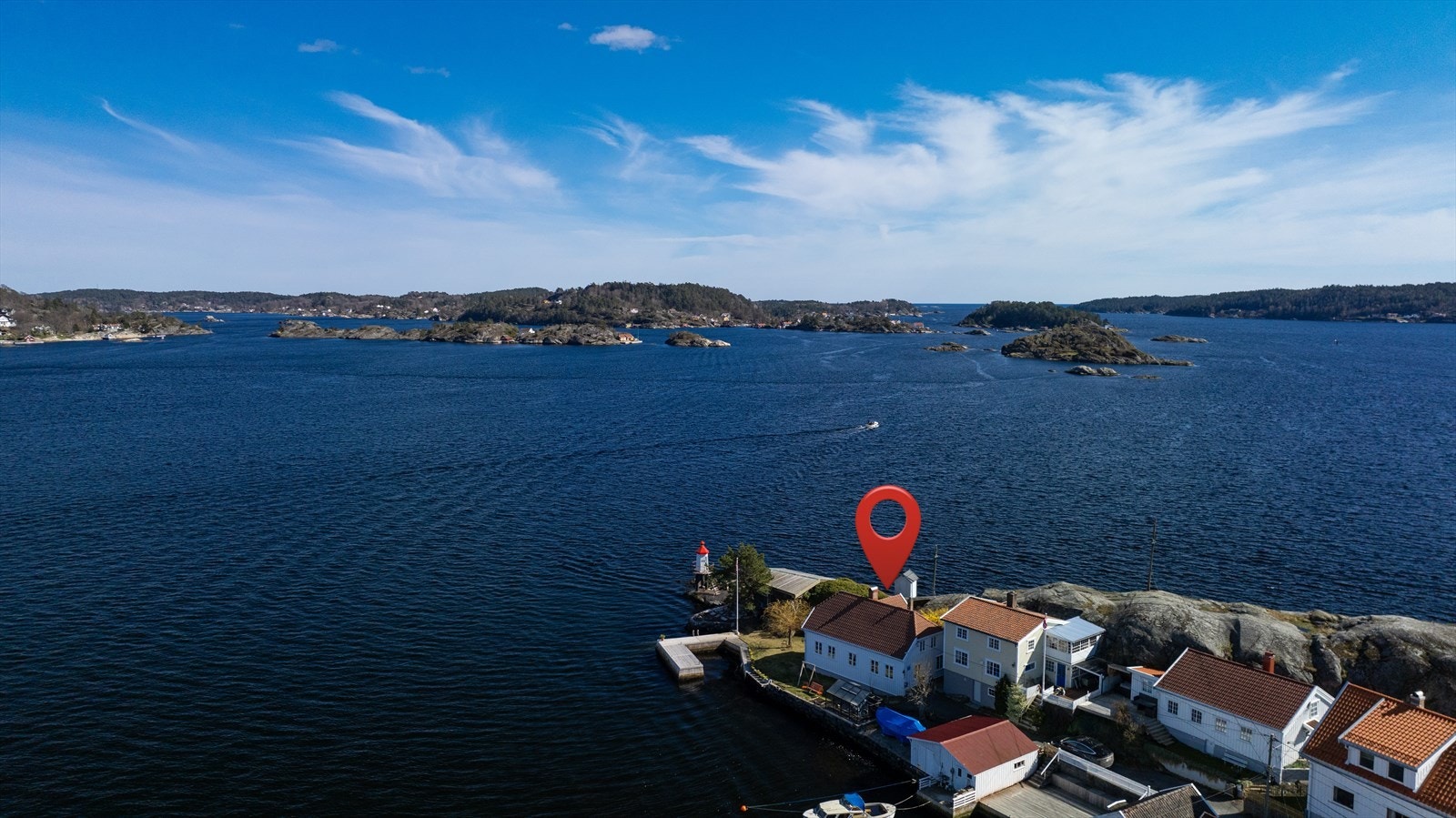 Beligg. med sol fra grytidlig morgen til sen kveld, med sjø på 3 sider ligger en herlig enebolig, oppført for nær 200 år siden. Galleribilde