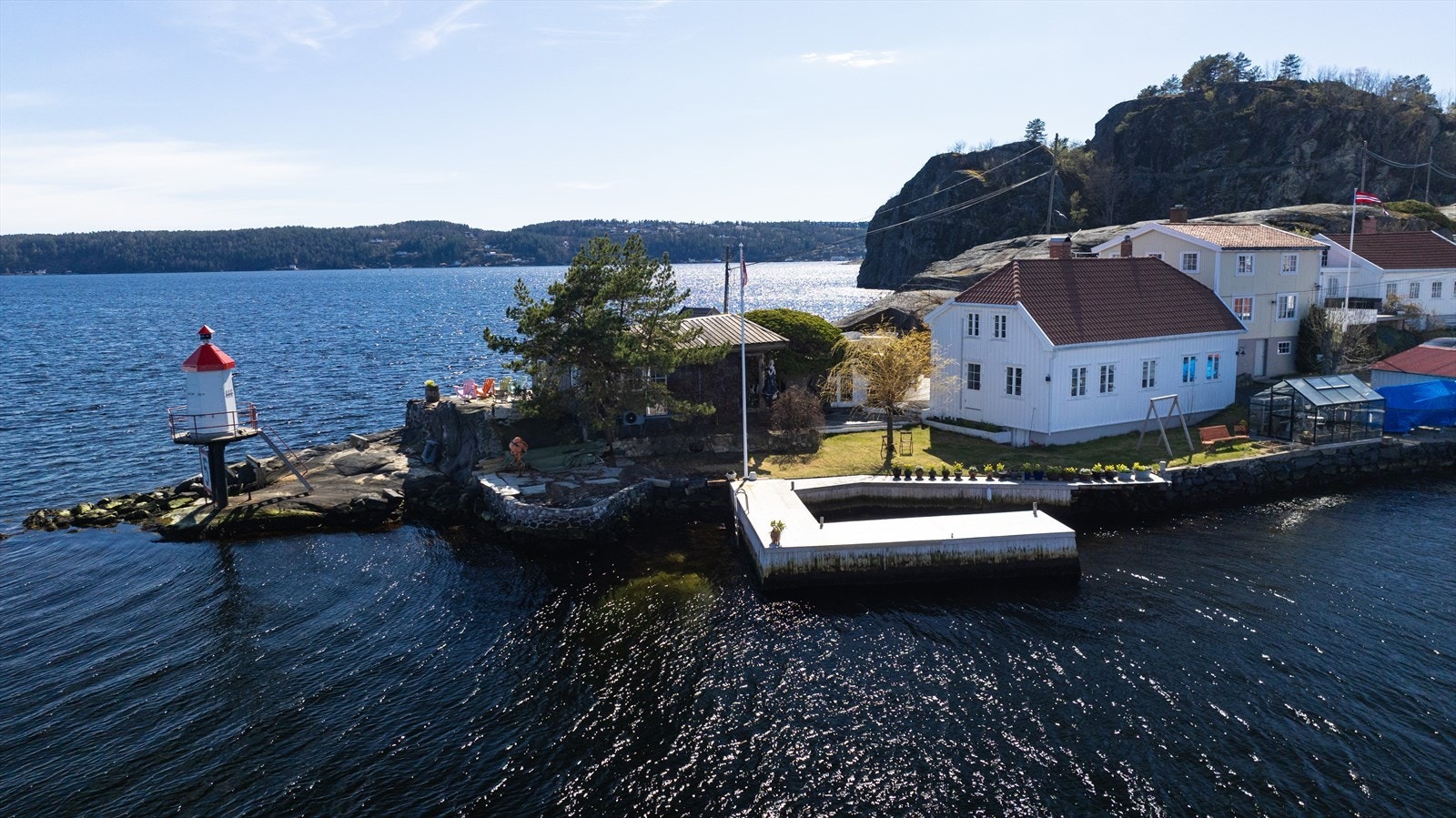 Ca 30 m strandlinje på nordsiden med solid påkostet brygganlegg. Galleribilde