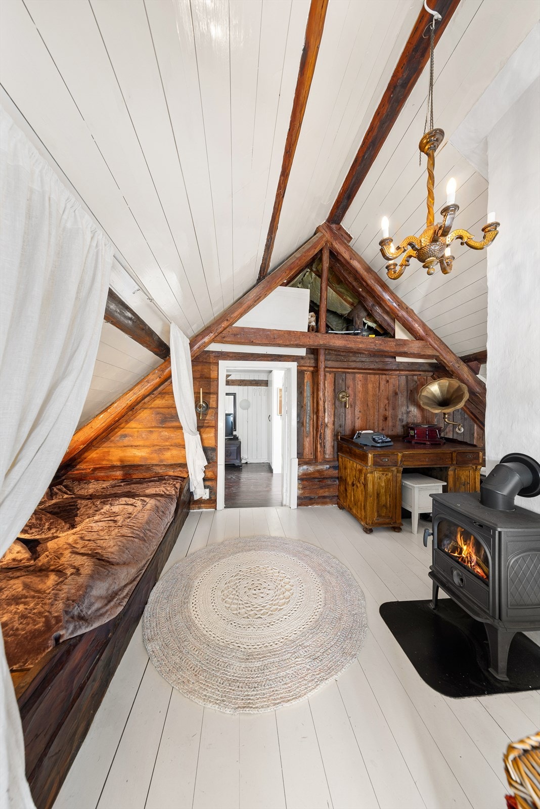 Soverom/loftstue med vedovn og hems. Galleribilde