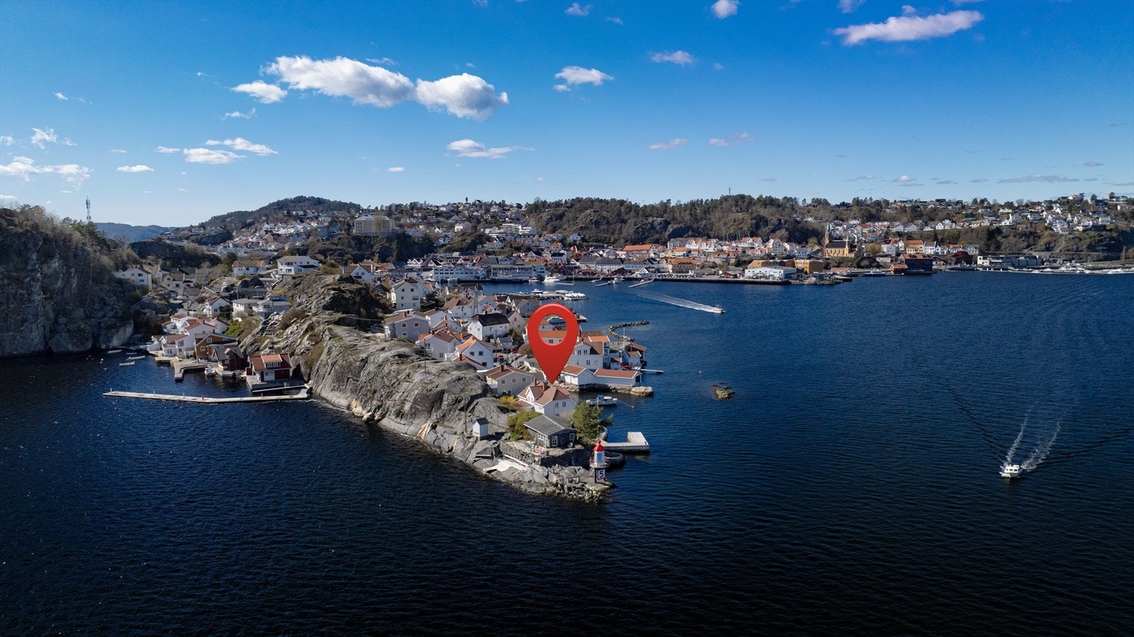 På spissen, lengst øst på Øya, noen hundre meter fra sentrum ligger denne helt spesielle eiendommen. Galleribilde