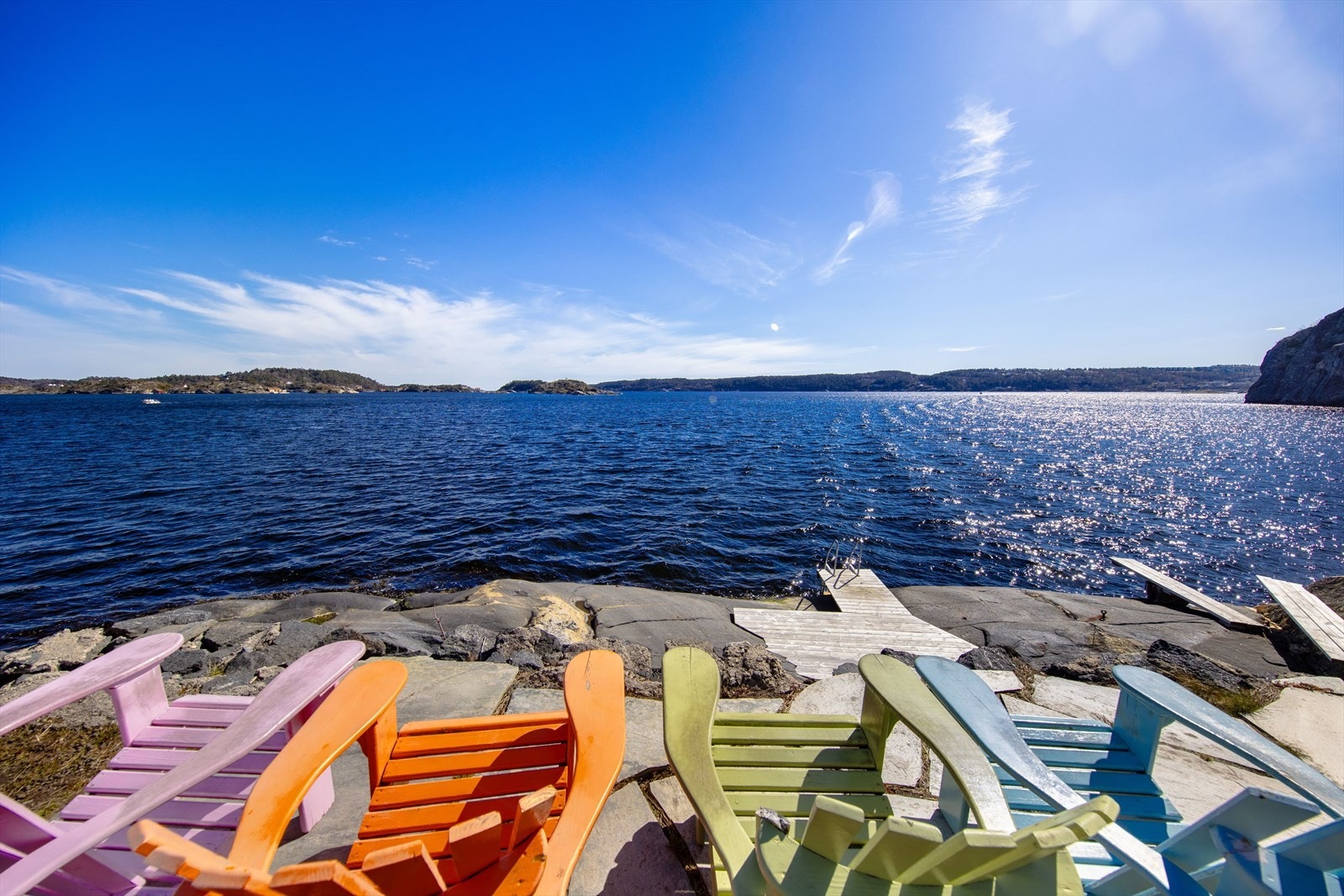 Denne fantastiske uteplassen ligger på sørsiden av keramikkverkstedet, på kommunal grunn. Disse stolene står på friareal, utenfor egen tomt/uteplass. Galleribilde