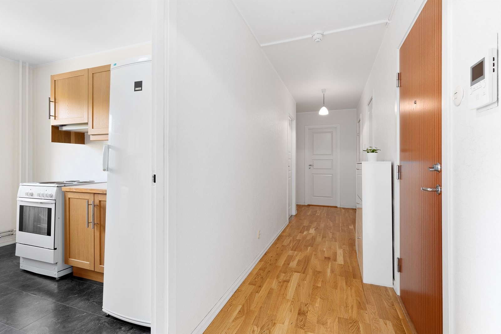 Gang har videre adkomst til bl.a kjøkken- og stue Galleribilde