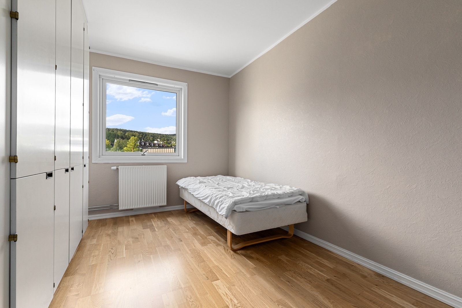 Rikelig med oppbevaringsplass i garderobeskap Galleribilde