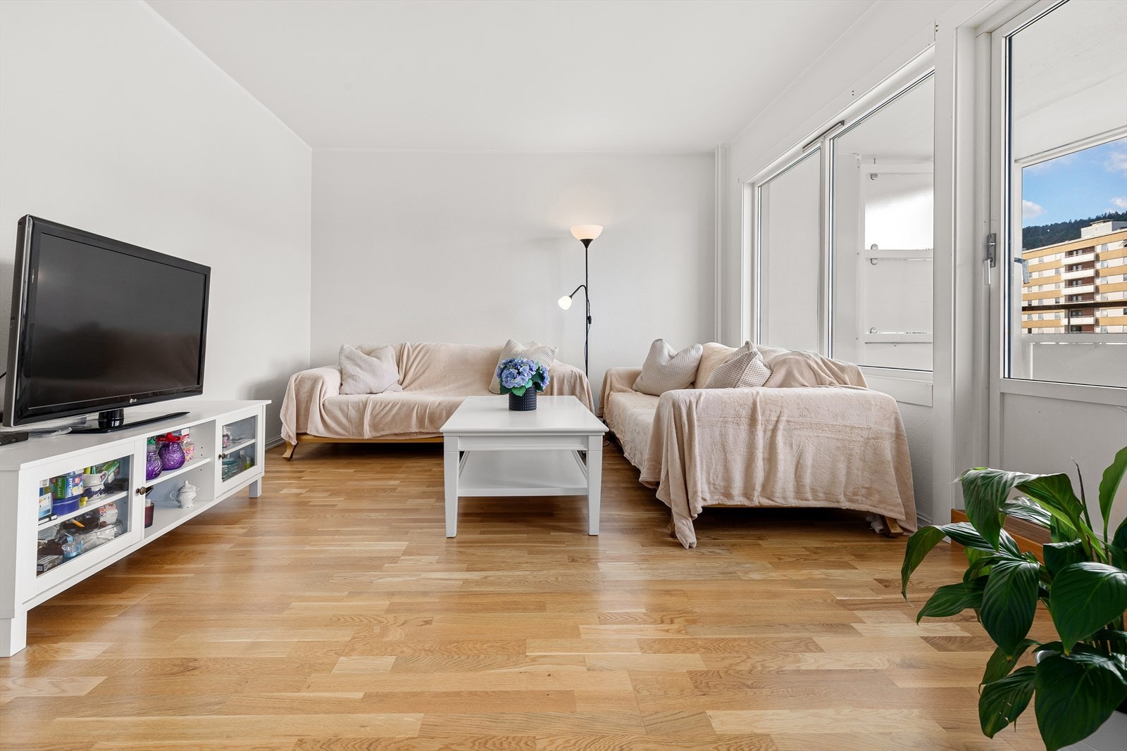 Rikelig med naturlig lys fra store vindusflater Galleribilde