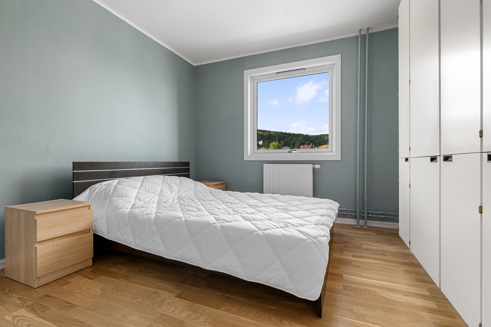 Leiligheten har totalt 2 romslige soverom. Hovedsoverom har god plass til dobbeltseng, nattbord og annen innredning Galleribilde