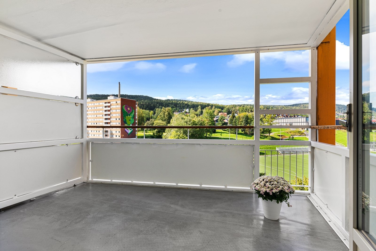 Romslig overbygget balkong med utsikt mot nærområdet og Drammen Galleribilde