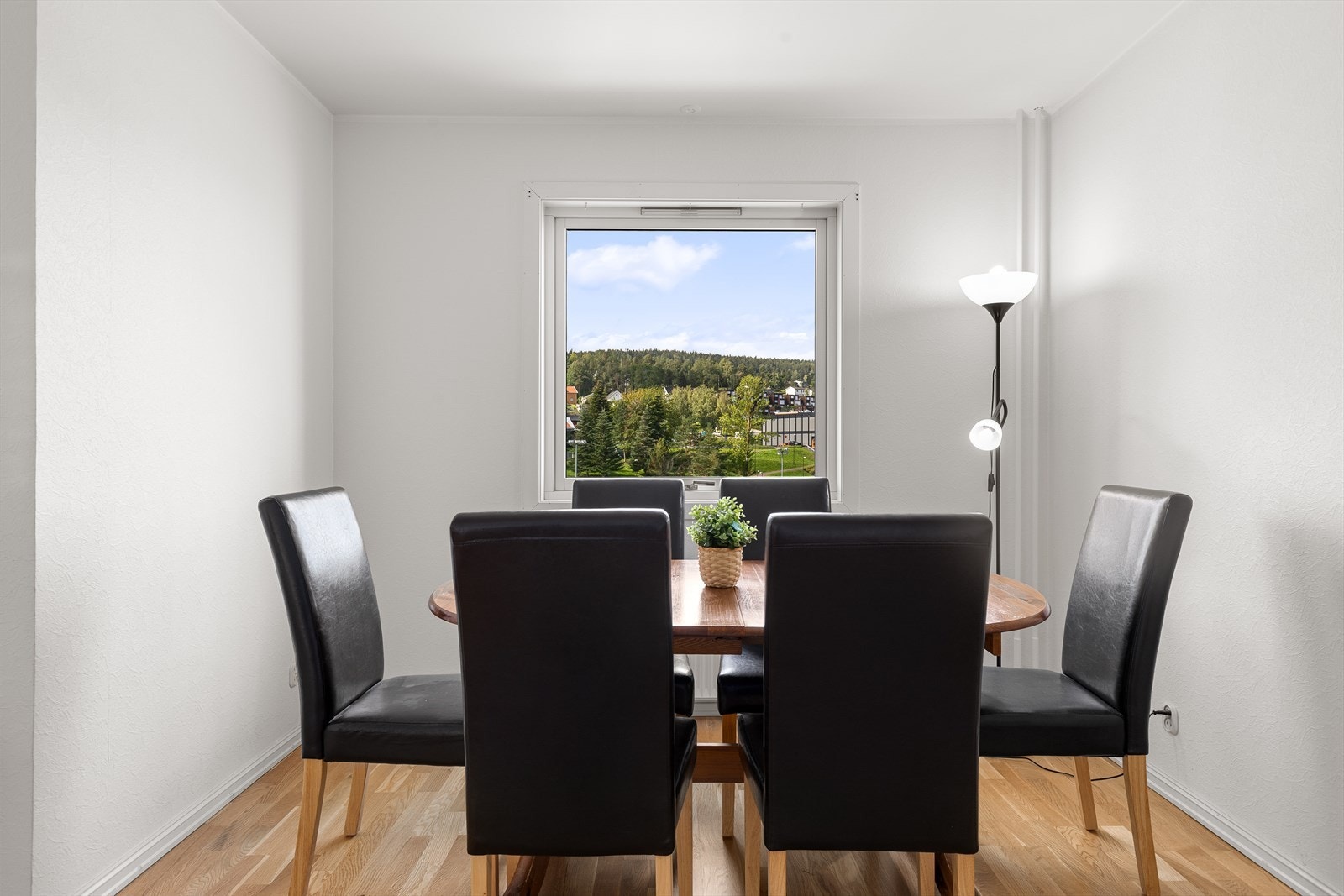 Naturlig inndelt med sone som passer perfekt til spisestuen eller at man setter opp noen lettvegger og lager et soverom til Galleribilde