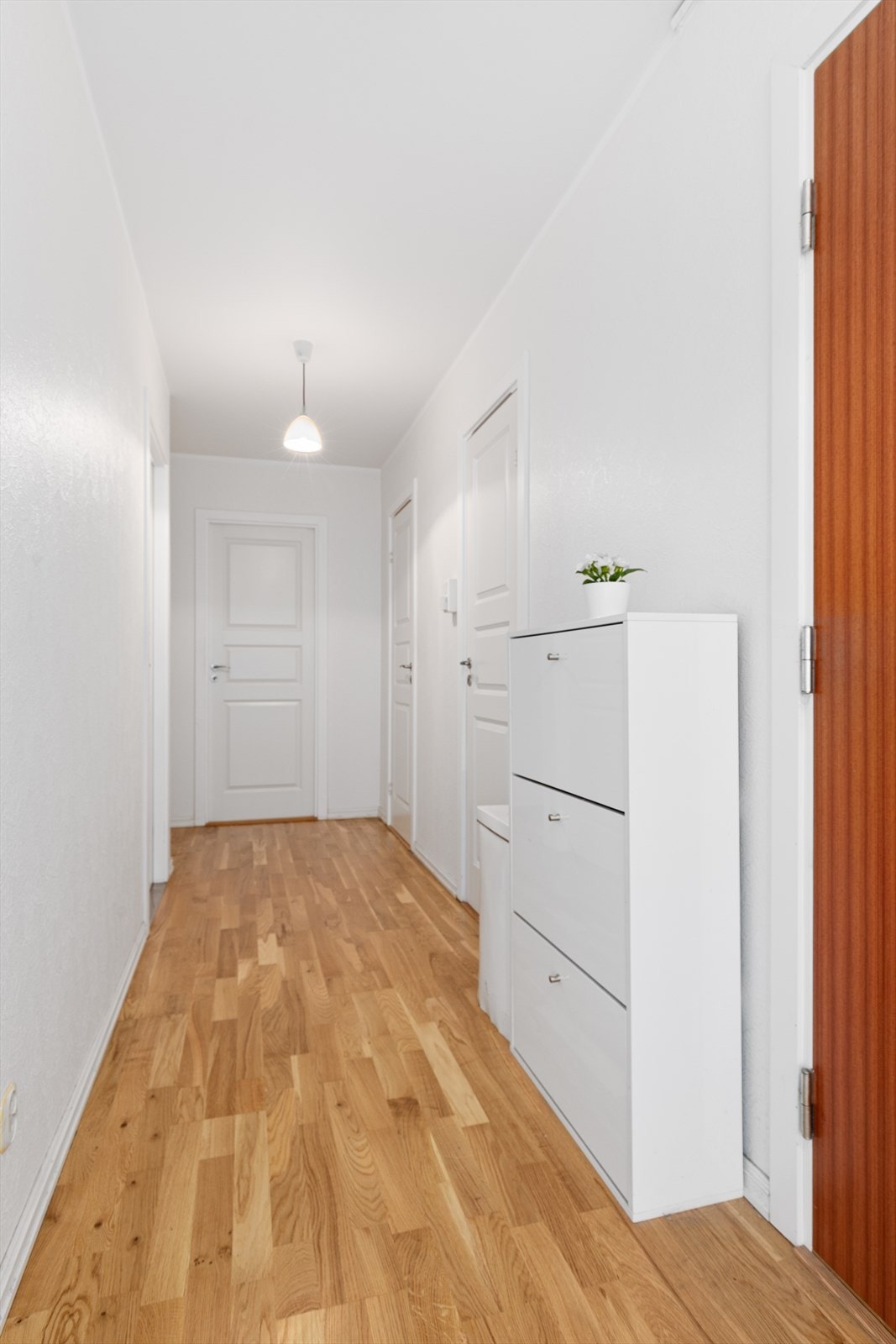 Romslig entré/gang med plass til å henge fra seg Galleribilde