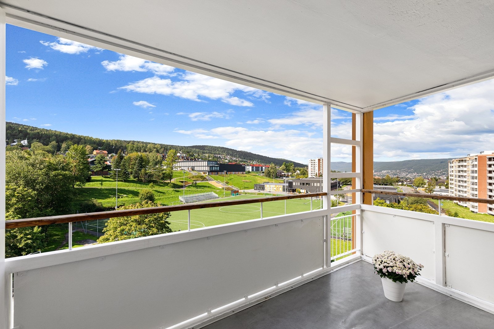 Leiligheten har romslig overbygget balkong med flotte utsiktsforhold mot Drammen og nærområdet med barneskole og friidrettsanlegg Galleribilde