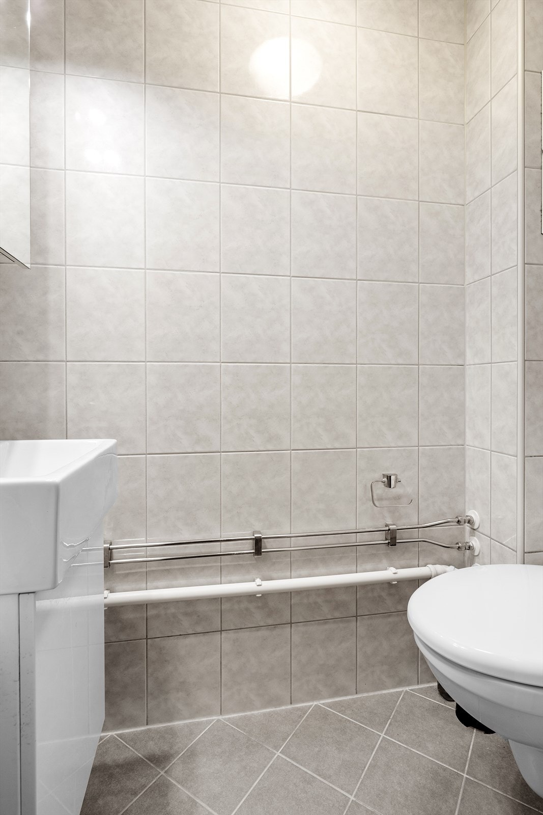 Wc rom har varmekabler i gulv Galleribilde