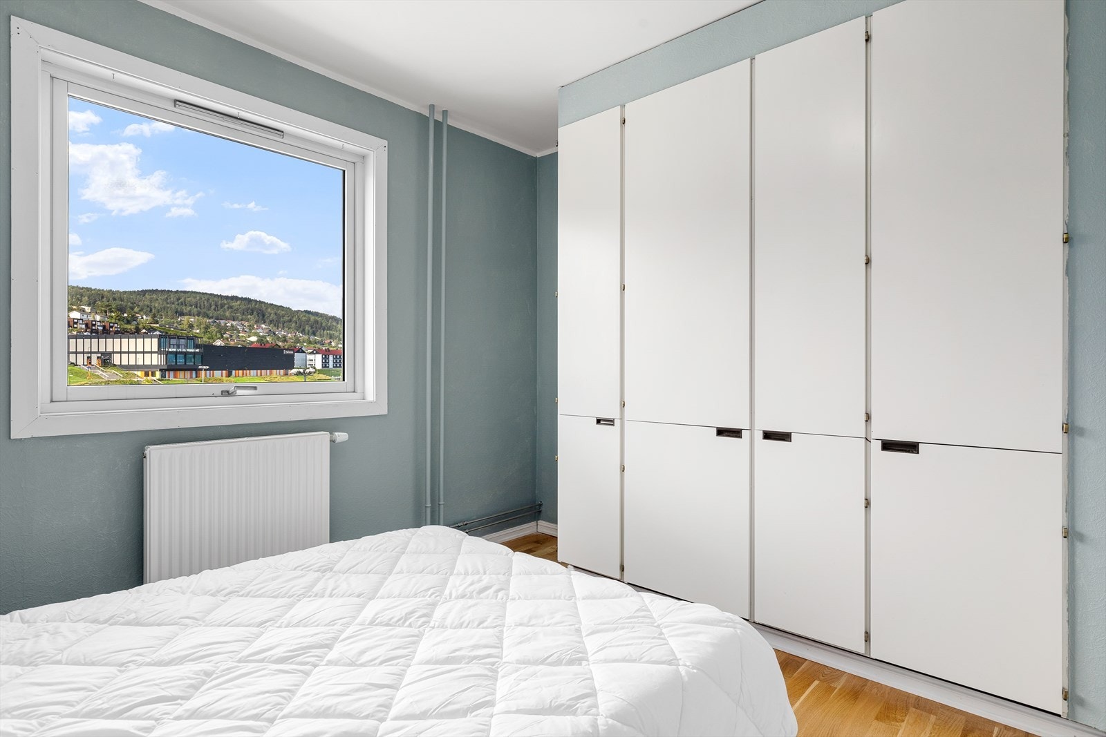 Rikelig med oppbevaringsplass i garderobeskap Galleribilde