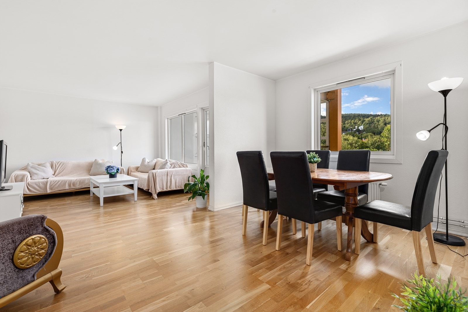 Stuen er romslig og har en meget arealeffektiv og åpen planløsning Galleribilde