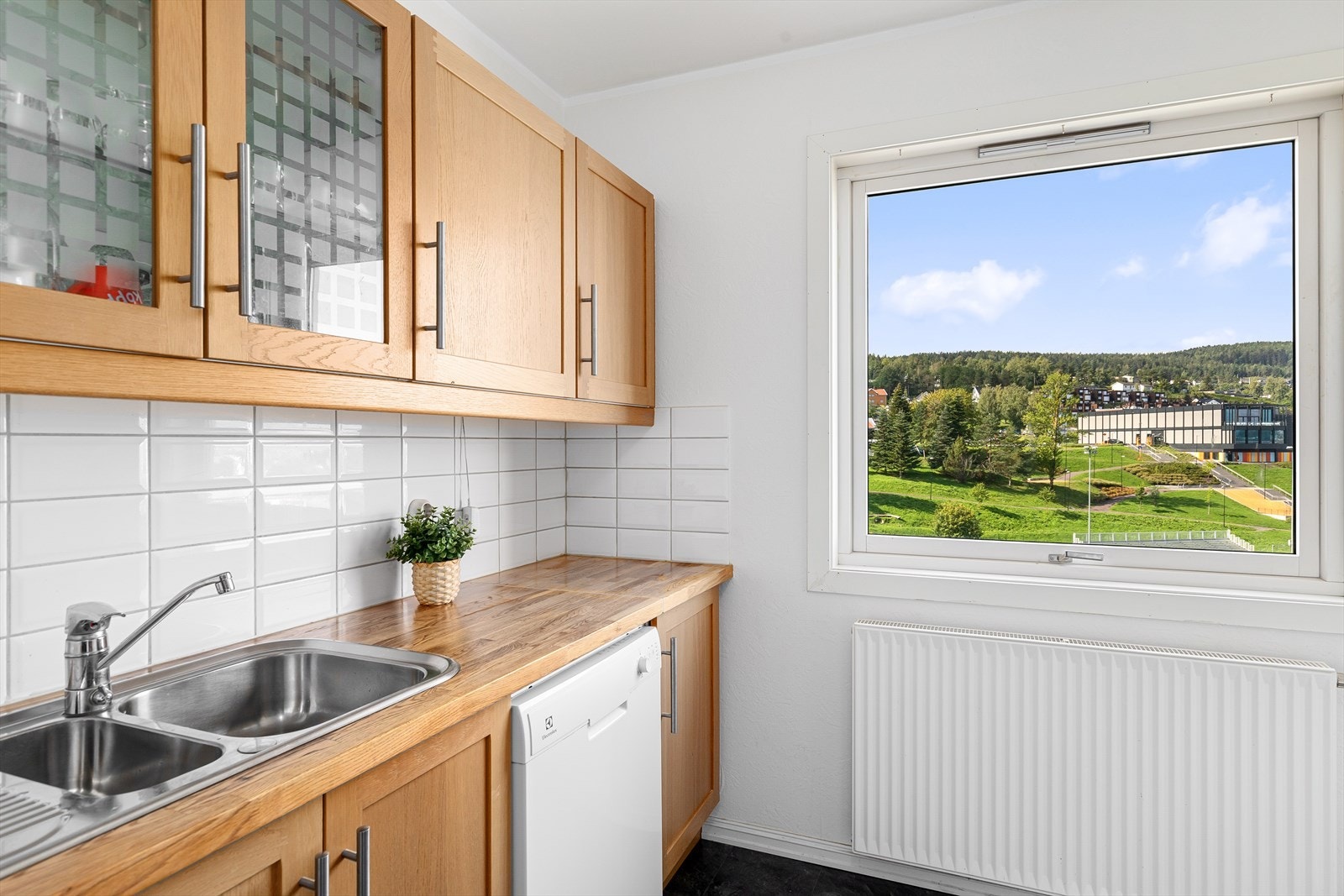 Fine detaljer med vitrineskap. Benkeplate i heltre og flislagt over benk Galleribilde