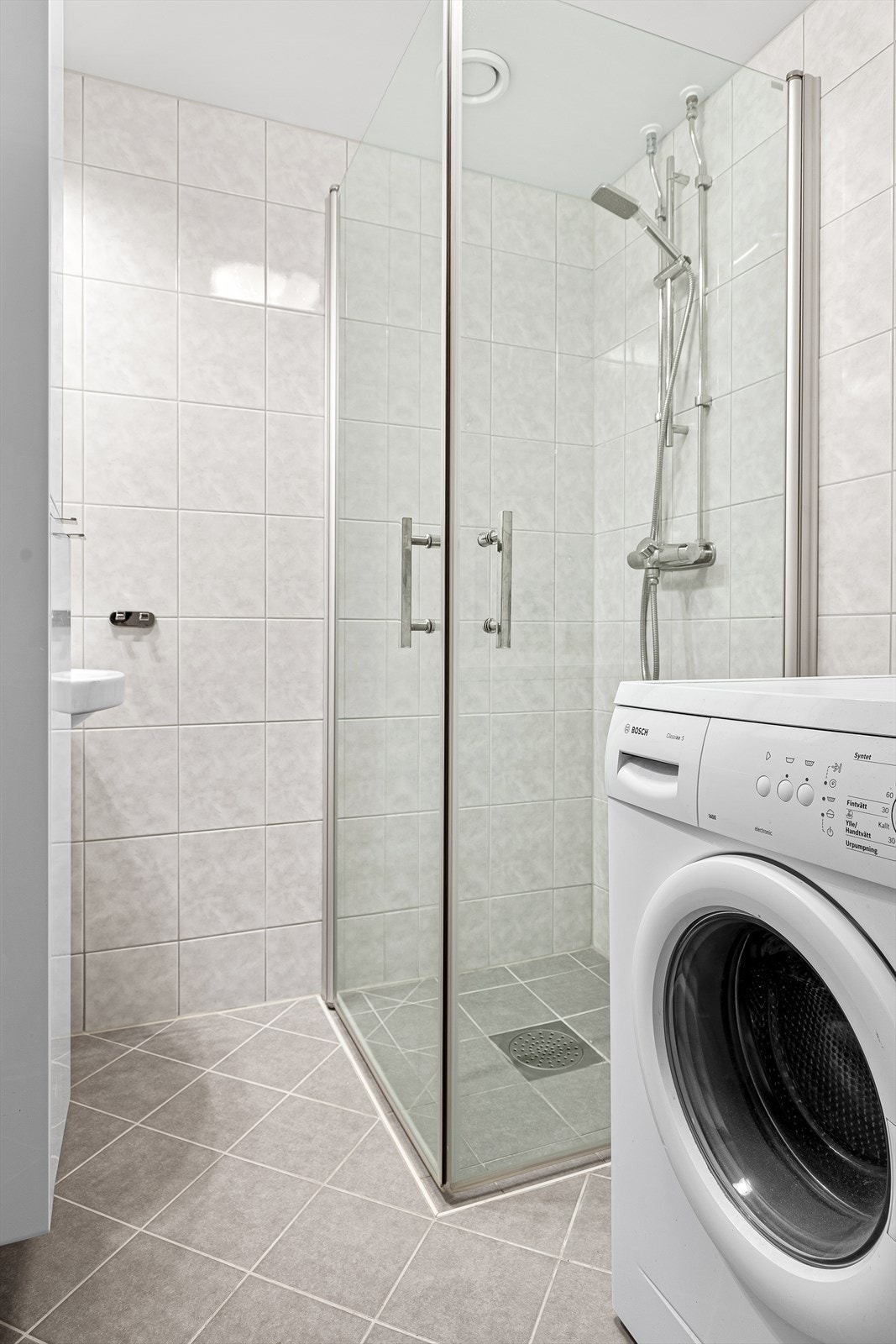 Opplegg for vaskemaskin og tørketrommel på bad Galleribilde