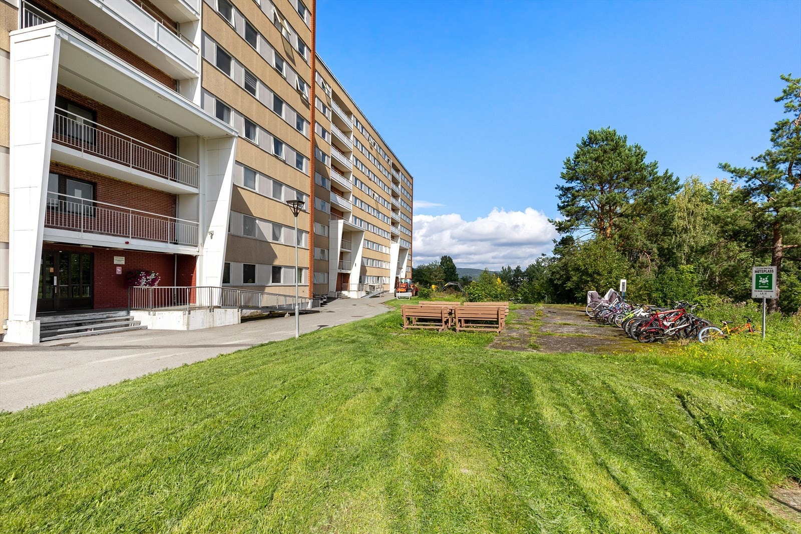 Med leiligheten medfølger det romslige felles utearealer som er opparbeidet med gressplen, beplantning og sittebenker og lekeplass Galleribilde