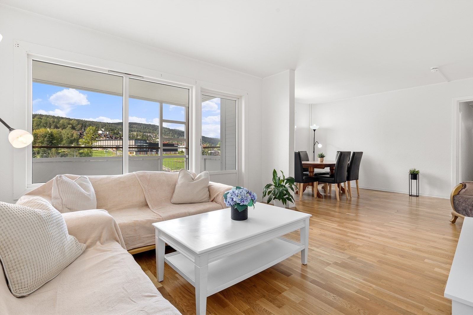 Dette er en pen og lys 3-rosm andelsleilighet i 6. etasje m/ heis i boligblokk på Fjell Galleribilde