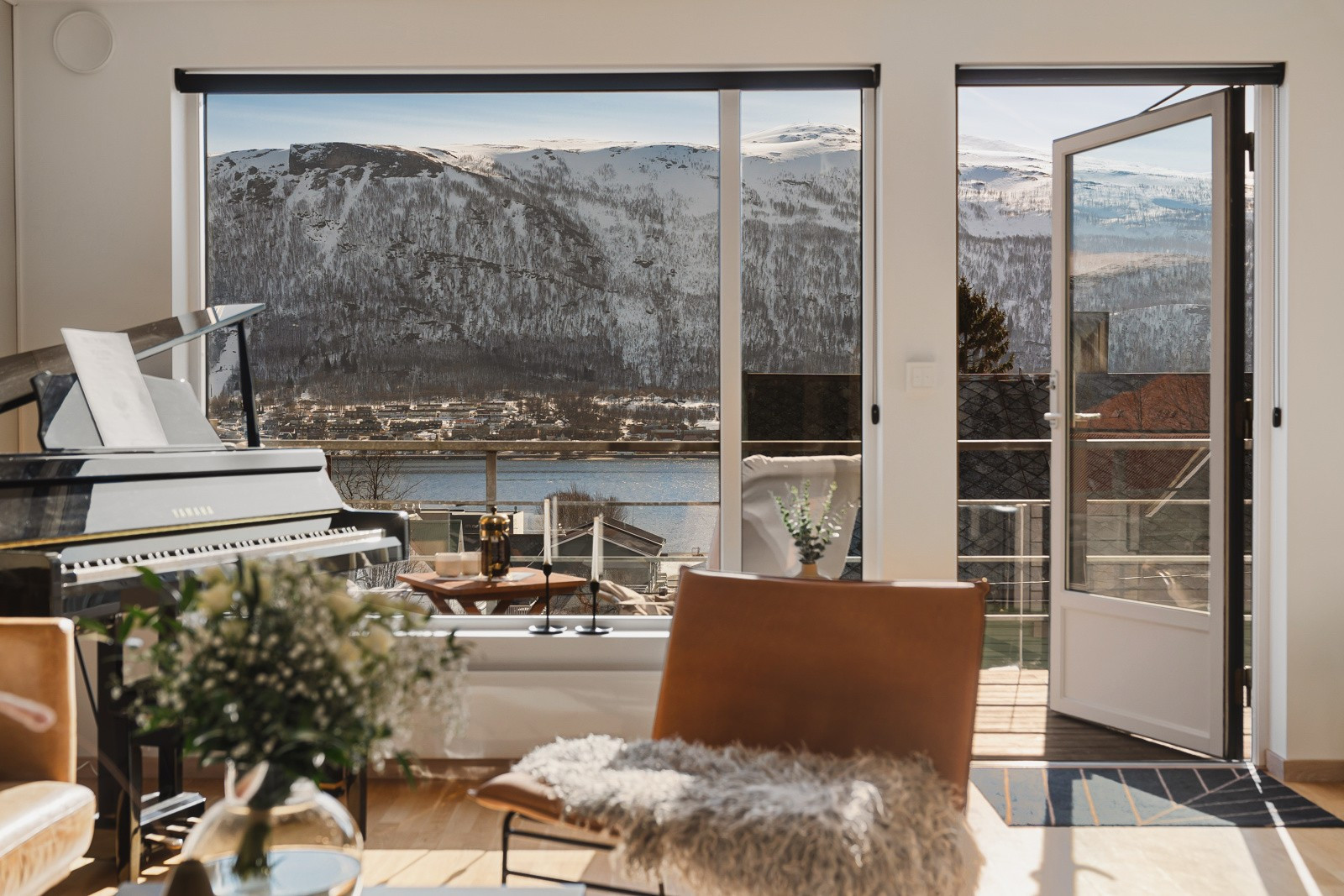 De store vindusflatene slipper inn rikelige mengder med naturlig lys og byr på vakker utsikt over sundet mot Tromsdalen og Fjellheisen.