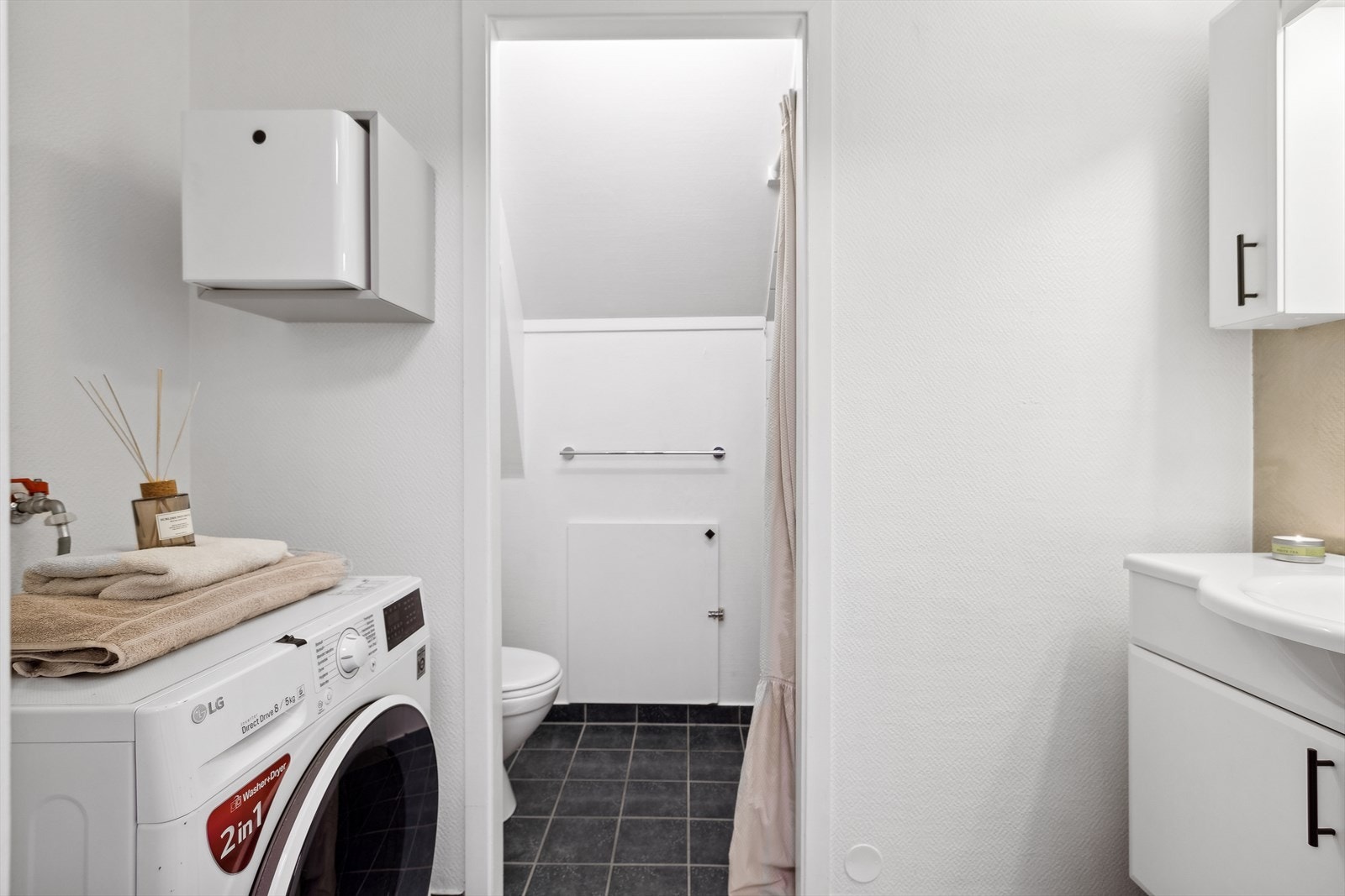 Våtrom med opplegg for vaskemaskin. Galleribilde