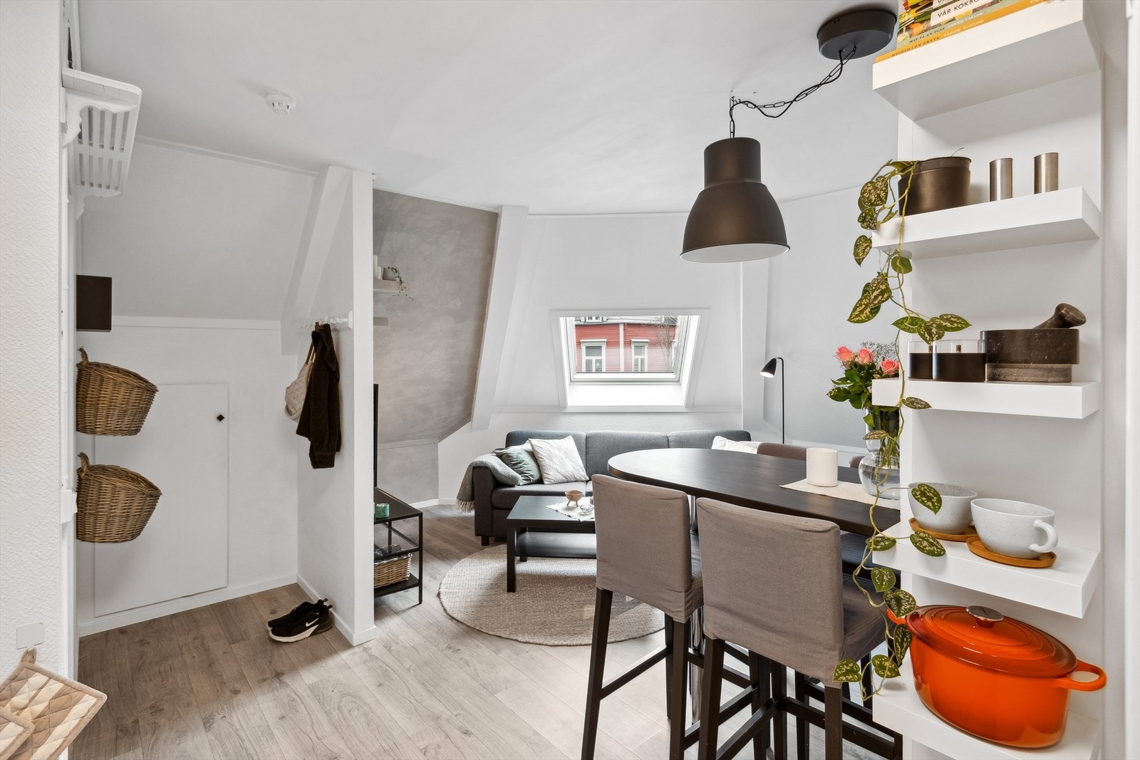 Plass til oppheng av yttertøy og oppbevaring. Galleribilde