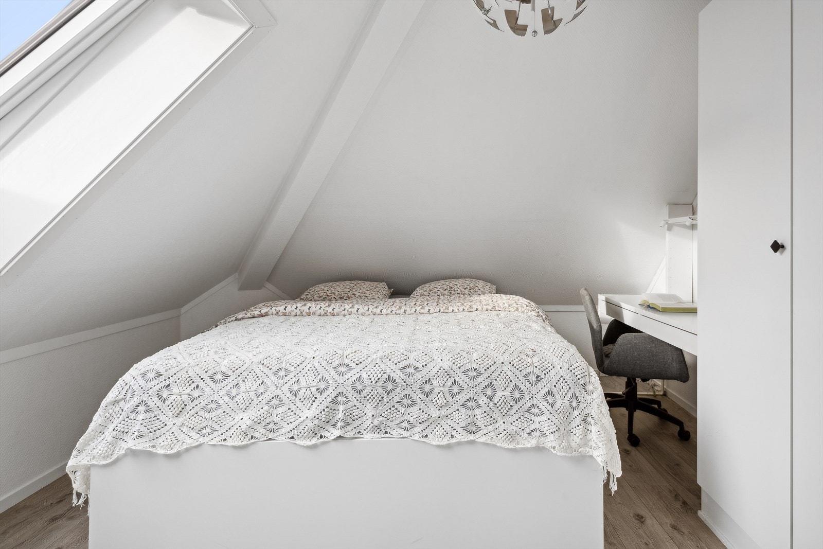 Det er også takvindu på soverom som gir gode lysforhold, i tillegg til garderobe og pult. Galleribilde